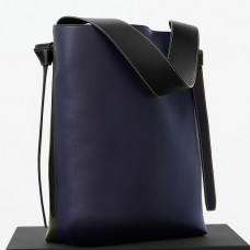 Celine Twisted Cabas Malá kabelka z telecí kůže v tmavě modré/černé barvě Celine Twisted Cabas Malá kabelka z telecí kůže v tmavě modré/černé barvě