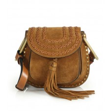 Chloe Hudson semišová crossbody kabelka s třásněmi v karamelové barvě