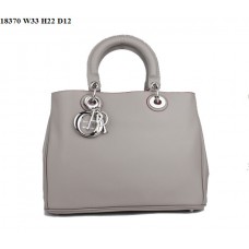 Dior Diorissimo střední kabelka z šedé kůže Nappa (stříbrné kování) 18370 Dior Diorissimo střední kabelka z šedé kůže Nappa (stříbrné kování) 18370