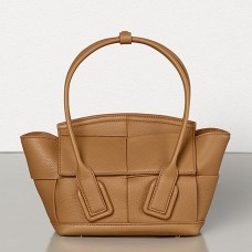Bottega Veneta Mini Arco 29 Kabelka z telecí kůže s karamelovou zrnitou srstí Bottega Veneta Mini Arco 29 Kabelka z telecí kůže s karamelovou zrnitou srstí