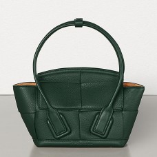 Bottega Veneta Mini Arco 29 Kabelka z telecí kůže se zelenou zrnitou srstí Bottega Veneta Mini Arco 29 Kabelka z telecí kůže se zelenou zrnitou srstí