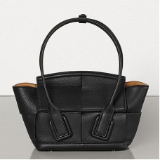 Bottega Veneta Mini Arco 29 Kabelka z černé telecí kůže s texturou Bottega Veneta Mini Arco 29 Kabelka z černé telecí kůže s texturou