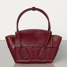 Bottega Veneta Mini Arco 29 Kabelka z telecí kůže v bordó barvě Bottega Veneta Mini Arco 29 Kabelka z telecí kůže v bordó barvě