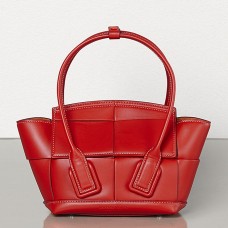Bottega Veneta Mini Arco 29 Kabelka z červené tkané telecí kůže Bottega Veneta Mini Arco 29 Kabelka z červené tkané telecí kůže