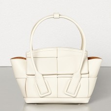 Bottega Veneta Mini Arco 29 Kabelka z bílé tkané telecí kůže Bottega Veneta Mini Arco 29 Kabelka z bílé tkané telecí kůže