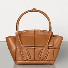 Bottega Veneta Mini Arco 29 Kabelka z telecí kůže s dřevěnou vazbou Bottega Veneta Mini Arco 29 Kabelka z telecí kůže s dřevěnou vazbou