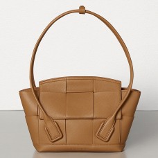 Malá kabelka Bottega Veneta Arco 33 z karamelové telecí kůže s texturou Malá kabelka Bottega Veneta Arco 33 z karamelové telecí kůže s texturou