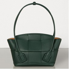 Malá kabelka Bottega Veneta Arco 33 ze zelené telecí kůže s texturou Malá kabelka Bottega Veneta Arco 33 ze zelené telecí kůže s texturou