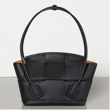Malá kabelka Bottega Veneta Arco 33 z černé telecí kůže s texturou Malá kabelka Bottega Veneta Arco 33 z černé telecí kůže s texturou