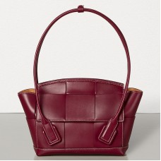Bottega Veneta Arco 33 intrecciato taška z bordeauxské teletiny