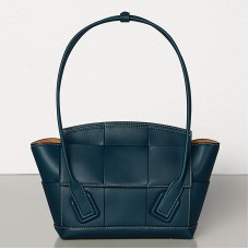 Bottega Veneta Arco 33 intrecciato taška z námořnické modré teletiny
