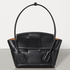 Bottega Veneta Arco 33 intrecciato taška z černé teletiny
