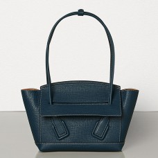 Kabelka Bottega Veneta Arco 33 z modré telecí kůže s zrnitou strukturou Kabelka Bottega Veneta Arco 33 z modré telecí kůže s zrnitou strukturou