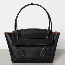 Bottega Veneta Arco 33 kabelka z černé telecí kůže s hrubou strukturou