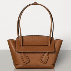 Kabelka Bottega Veneta Arco 33 z hnědé telecí kůže se zrnitou strukturou Kabelka Bottega Veneta Arco 33 z hnědé telecí kůže se zrnitou strukturou
