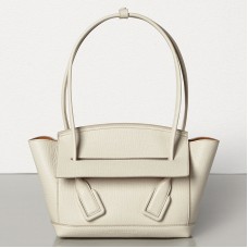 Kabelka Bottega Veneta Arco 33 z bílé telecí kůže se zrnitou strukturou Kabelka Bottega Veneta Arco 33 z bílé telecí kůže se zrnitou strukturou