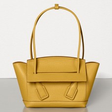 Kabelka Bottega Veneta Arco 33 ze žluté telecí kůže se zrnitou strukturou Kabelka Bottega Veneta Arco 33 ze žluté telecí kůže se zrnitou strukturou