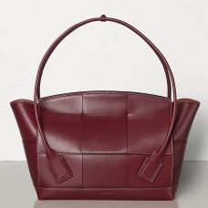 Bottega Veneta Arco 48 intrecciato taška z bordeauxské teletiny