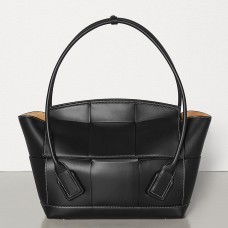 Bottega Veneta Medium Arco 48 Intrecciato Bag v černé telecí kůži Bottega Veneta Medium Arco 48 Intrecciato Bag v černé telecí kůži