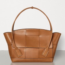 Bottega Veneta Arco 48 intrecciato taška z hnědé teletiny