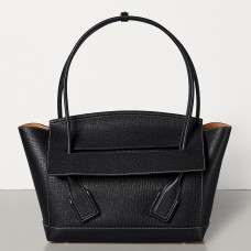 Bottega Veneta Arco 48 kabelka z černé telecí kůže s hrubou strukturou