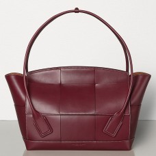 Kabelka Bottega Veneta Arco 56 z telecí kůže v barvě Bordeaux Kabelka Bottega Veneta Arco 56 z telecí kůže v barvě Bordeaux