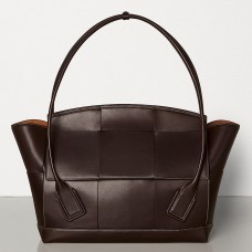 Kabelka Bottega Veneta Arco 56 z tmavé francouzské telecí kůže Kabelka Bottega Veneta Arco 56 z tmavé francouzské telecí kůže