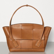 Kabelka Bottega Veneta Arco 56 z hnědé telecí kůže z francouzské telecí kůže Kabelka Bottega Veneta Arco 56 z hnědé telecí kůže z francouzské telecí kůže