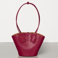 Malá taška Bottega Veneta Basket Tote z telecí kůže v amarantové barvě Malá taška Bottega Veneta Basket Tote z telecí kůže v amarantové barvě