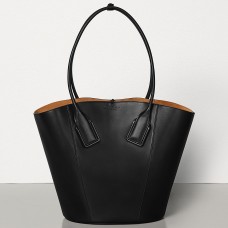 Bottega Veneta Střední Košíková Taška z Černé Telecí Kůže Bottega Veneta Střední Košíková Taška z Černé Telecí Kůže