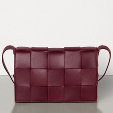Kabelka Bottega Veneta Cassette z jehněčí kůže v bordó barvě Kabelka Bottega Veneta Cassette z jehněčí kůže v bordó barvě