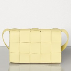 Kabelka Bottega Veneta Cassette z krémové jehněčí kůže Kabelka Bottega Veneta Cassette z krémové jehněčí kůže
