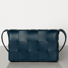 Kabelka Bottega Veneta Cassette z tmavě modré jehněčí kůže Kabelka Bottega Veneta Cassette z tmavě modré jehněčí kůže