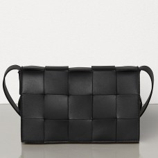 Kabelka Bottega Veneta Cassette z černé jehněčí kůže Kabelka Bottega Veneta Cassette z černé jehněčí kůže