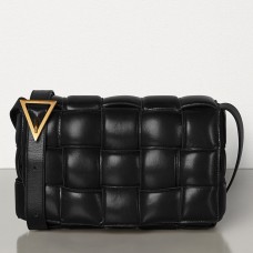 Polstrovaná kabelka Bottega Veneta Cassette z černé telecí kůže Polstrovaná kabelka Bottega Veneta Cassette z černé telecí kůže