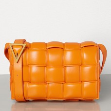 Polstrovaná kabelka Bottega Veneta Cassette z oranžové telecí kůže Polstrovaná kabelka Bottega Veneta Cassette z oranžové telecí kůže