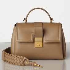 Malá kabelka Bottega Veneta Piazza z telecí kůže velbloudí barvy Malá kabelka Bottega Veneta Piazza z telecí kůže velbloudí barvy