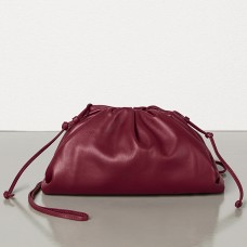 Bottega Veneta The Pouch 20 Clutch z telecí kůže v bordó barvě Bottega Veneta The Pouch 20 Clutch z telecí kůže v bordó barvě