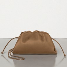 Bottega Veneta The Pouch 20 Clutch z hnědé telecí kůže Bottega Veneta The Pouch 20 Clutch z hnědé telecí kůže