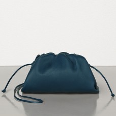 Bottega Veneta The Pouch 20 Clutch z telecí kůže v tmavě modré barvě Bottega Veneta The Pouch 20 Clutch z telecí kůže v tmavě modré barvě