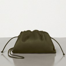 Bottega Veneta The Pouch 20 Clutch z hořčicově telecí kůže Bottega Veneta The Pouch 20 Clutch z hořčicově telecí kůže
