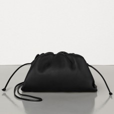 Bottega Veneta The Pouch 20 Clutch z černé telecí kůže Bottega Veneta The Pouch 20 Clutch z černé telecí kůže