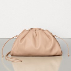 Bottega Veneta The Pouch 20 Clutch z telecí kůže tělové barvy Bottega Veneta The Pouch 20 Clutch z telecí kůže tělové barvy