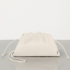 Bottega Veneta The Pouch 20 Clutch z bílé telecí kůže Bottega Veneta The Pouch 20 Clutch z bílé telecí kůže