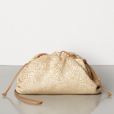 Bottega Veneta The Pouch 20 Clutch z béžové kůže Craquele Bottega Veneta The Pouch 20 Clutch z béžové kůže Craquele