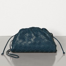Bottega Veneta The Pouch 20 Clutch V tmavě modré Intrecciato jehněčí kůži Bottega Veneta The Pouch 20 Clutch V tmavě modré Intrecciato jehněčí kůži