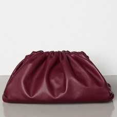 Kabelka Bottega Veneta The Pouch z telecí kůže v bordó barvě Kabelka Bottega Veneta The Pouch z telecí kůže v bordó barvě
