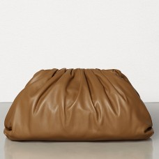 Bottega Veneta The Pouch Clutch z telecí kůže velbloudí barvy Bottega Veneta The Pouch Clutch z telecí kůže velbloudí barvy