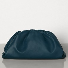 Bottega Veneta The Pouch Clutch z telecí kůže v tmavě modré barvě Bottega Veneta The Pouch Clutch z telecí kůže v tmavě modré barvě