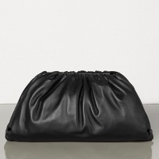 Bottega Veneta The Pouch Clutch z černé telecí kůže Bottega Veneta The Pouch Clutch z černé telecí kůže